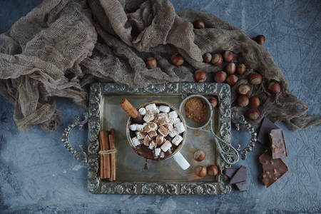Forró csokoládé egy tálcán