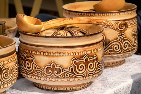 Platos de madera tradicionales kazajos
