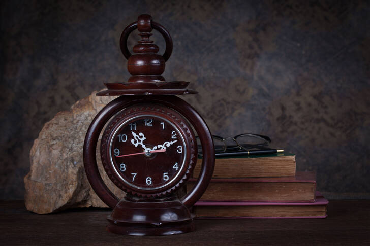 Старые деревянные часы