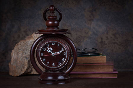 Antiguo reloj de madera