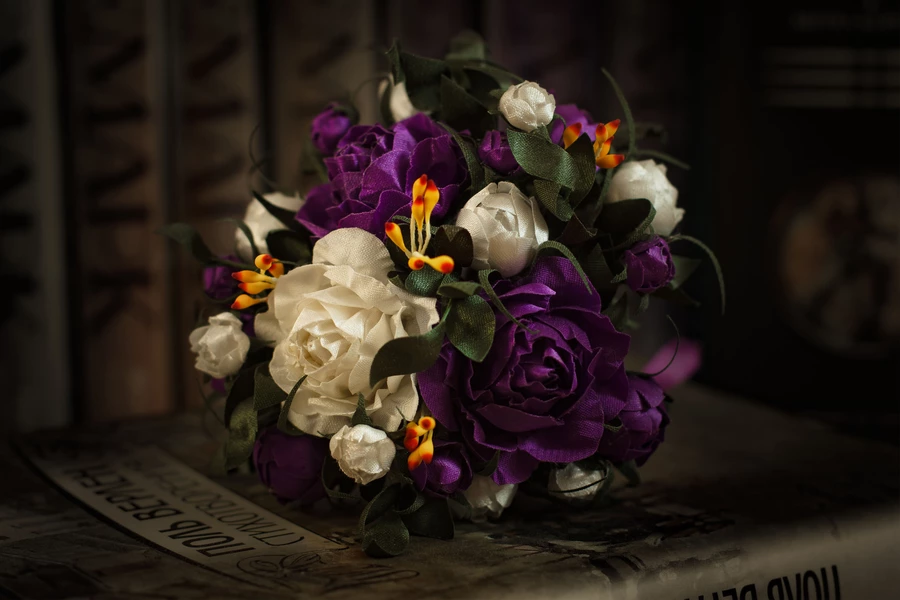 Bouquet de roses sur un livre