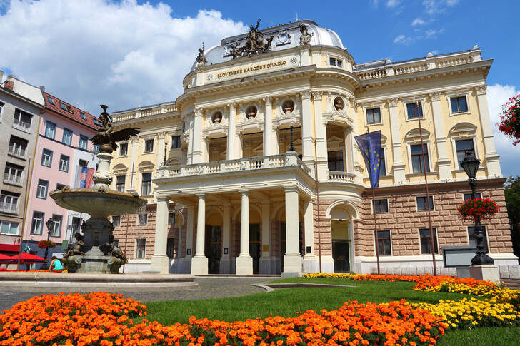 Gammal byggnad av den slovakiska nationalteatern