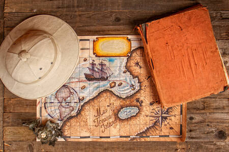 Cască, hartă și carte