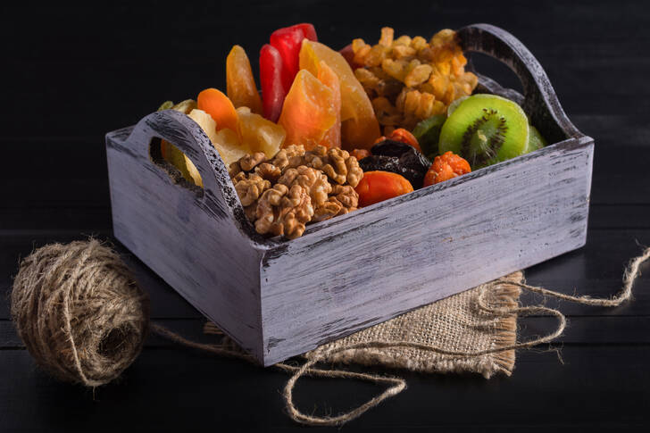 Frutas secas em caixa de madeira