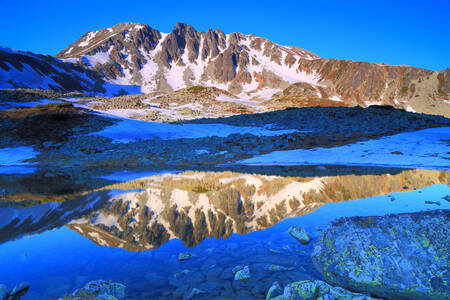 Reflektion av ett berg i en sjö