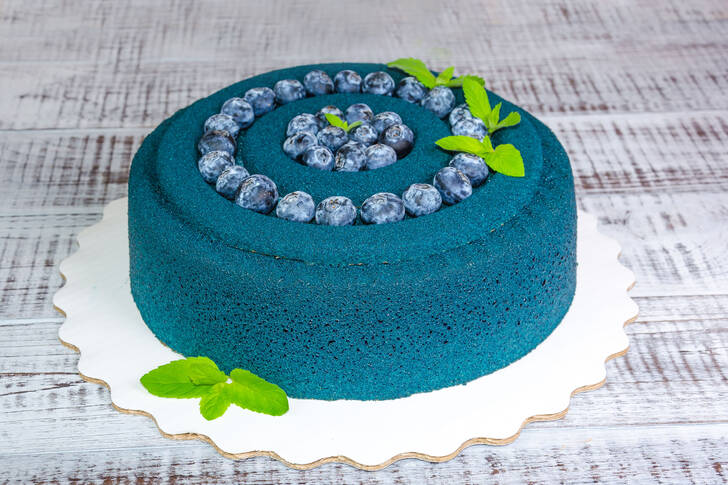 Modrý dort s borůvkami