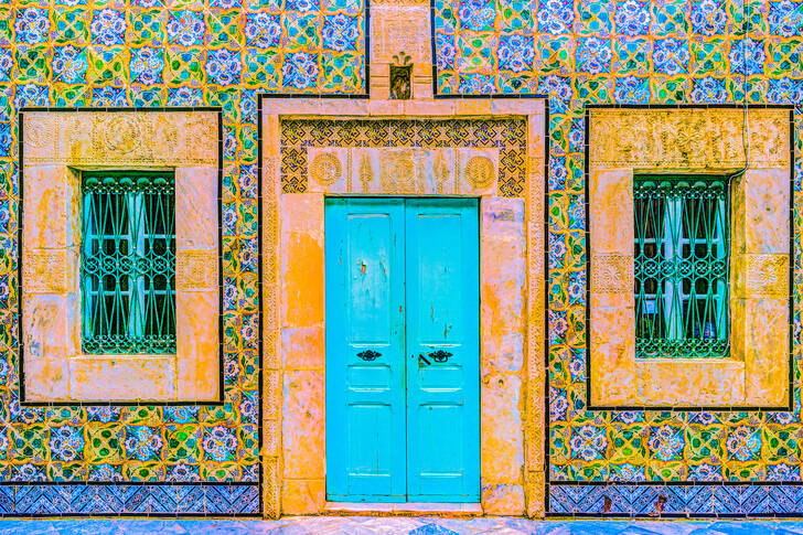 Kolorowa fasada domu w Tunezji