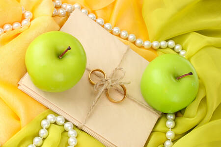 Jabłka i obrączki ślubne