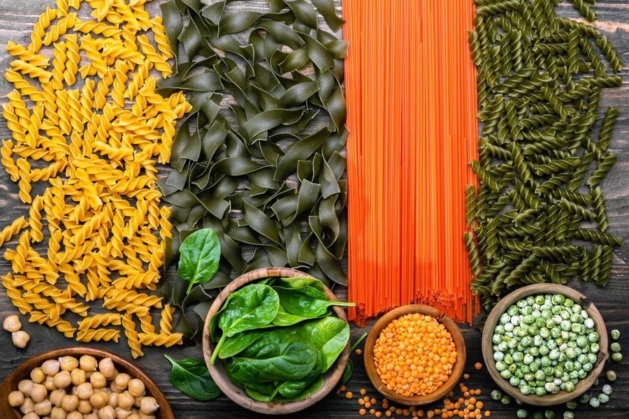 Pasta met kikkererwten, spinazie en linzen
