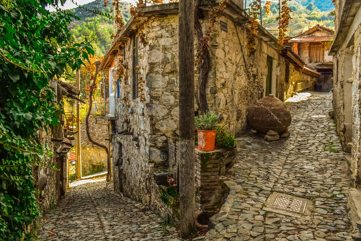 Πέτρινοι δρόμοι του χωριού Λόφου