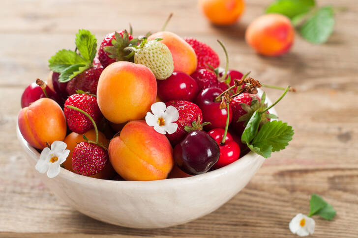 Früchte und Beeren auf einem weißen Teller