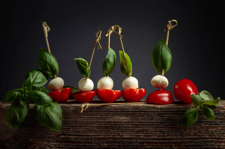 Aperitivos de mozzarella y tomate