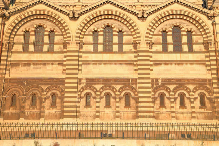 Les murs de la Cathédrale de Marseille