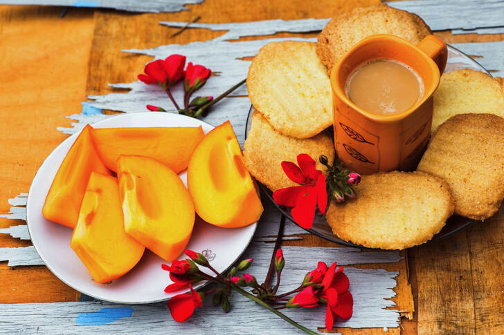 Frutas e biscoitos na mesa