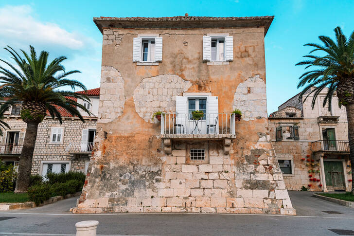 Architecture of buildings in Sutivan