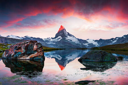 Východ slnka nad jazerom Stellizi