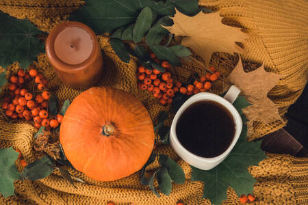 Café et citrouille dans les feuilles d'automne