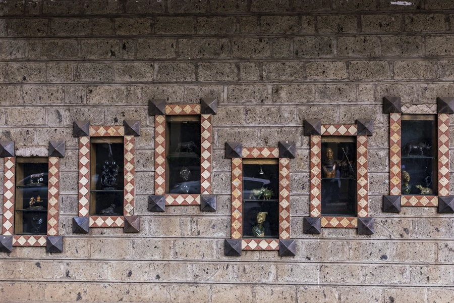 Mur avec niches décoratives
