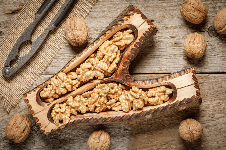 飾り皿の上のクルミ