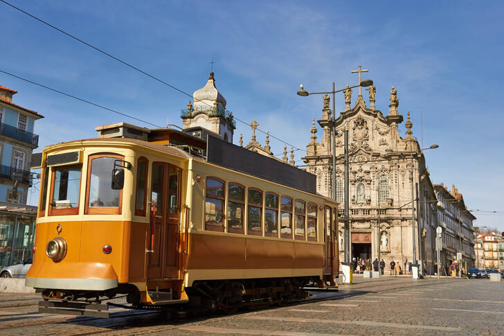 Crkva Carmo i retro tramvaj u Portu