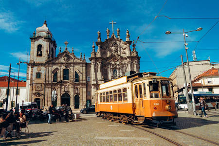 Carmo kyrka och retro spårvagn i Porto