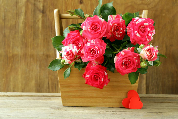 Bouquet of roses in a wooden box