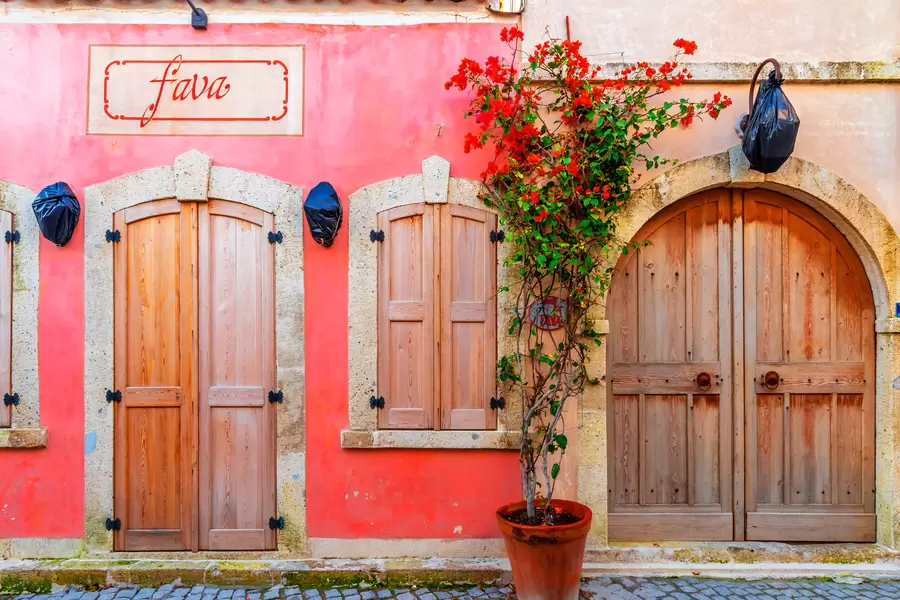 Gevel van een huis in Alacati
