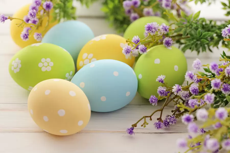Telur paskah di atas meja dengan bunga