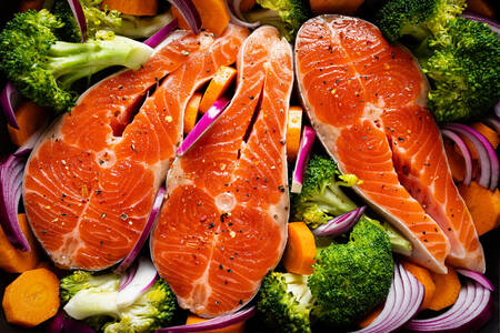 Salmon steaks with vegetables