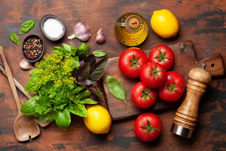 Tomates, hierbas y especias