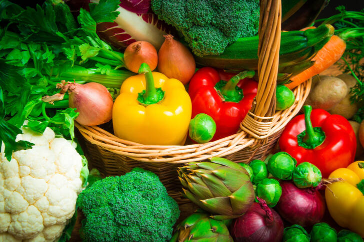 Зеленчуци в плетена кошница