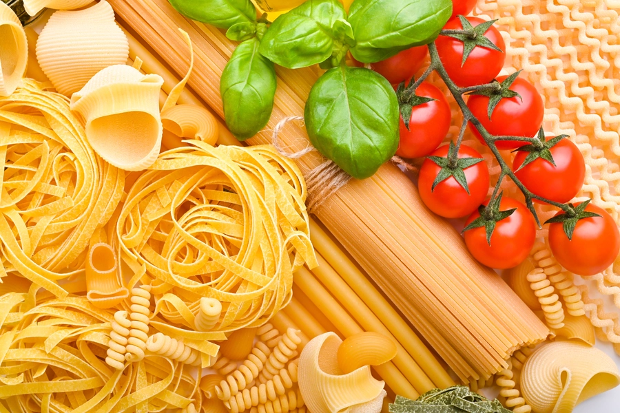 Macarrão, manjericão e tomate