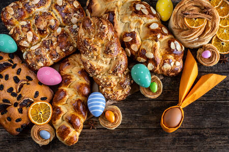Easter cakes and eggs