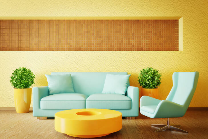 Žlutý interiér pokoje