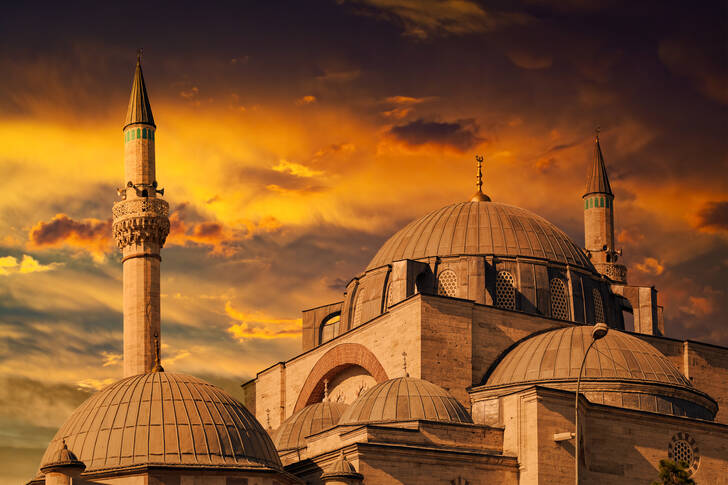 Cúpulas da mesquita ao pôr do sol