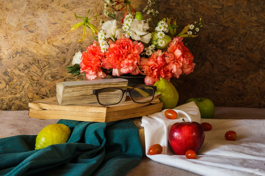 Bloemen in een vaas en boeken