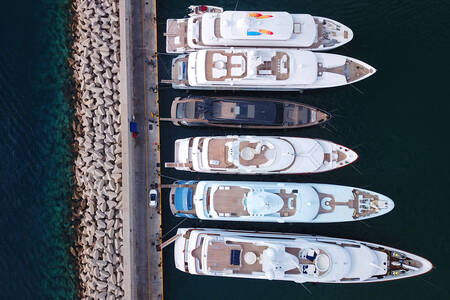 Vista dall'alto sugli yacht ormeggiati