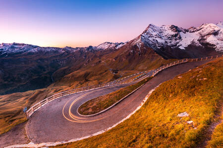 Carretera serpenteante en las montañas