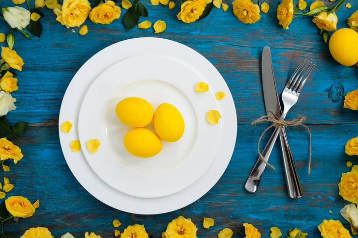 Mise en place de la table de Pâques sur une table bleue