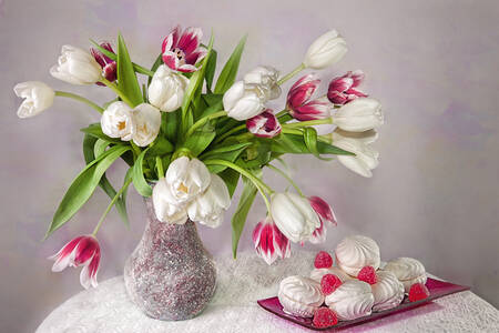 Tulipes et sucreries sur la table