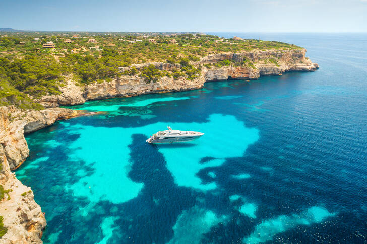 Yacht im blauen Meer