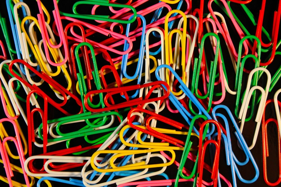 Clips de papel multicolores