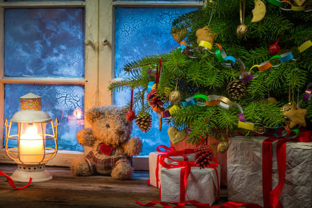 Julgran vid det frostiga fönstret