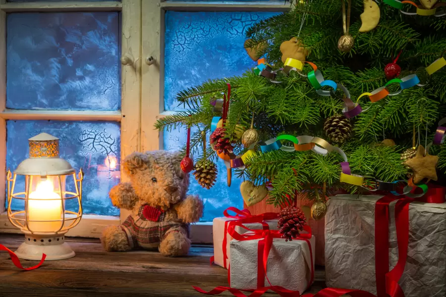 Kerstboom bij het ijzige raam
