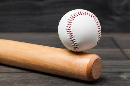 Baseballová pálka a míček