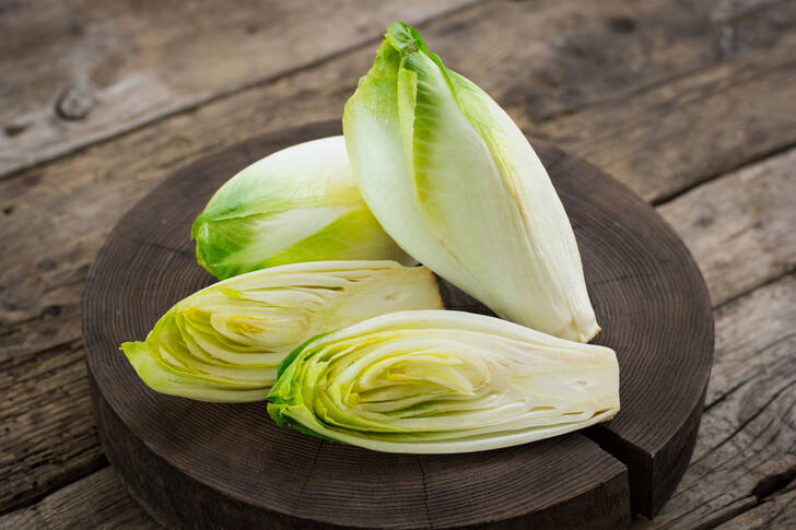 هندباء طازجة على لوح خشبي