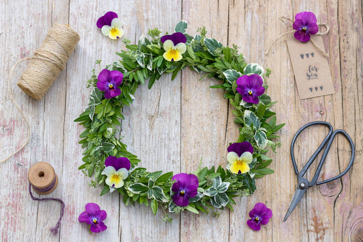 Karangan bunga violet di atas meja