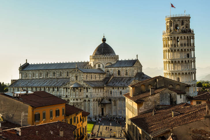Kilátás nyílik a Pisai székesegyházra és a ferde toronyra