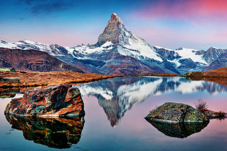 Pohled na jezero Stellisi a vrchol Matterhorn