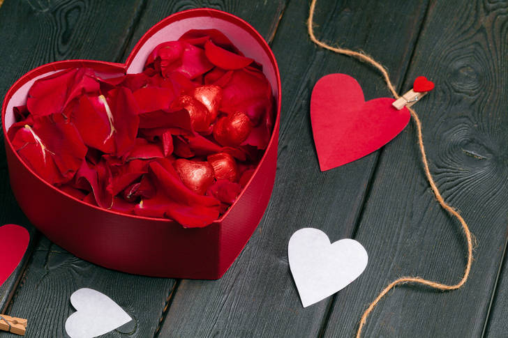 Kutija u obliku srca sa ružinim laticama